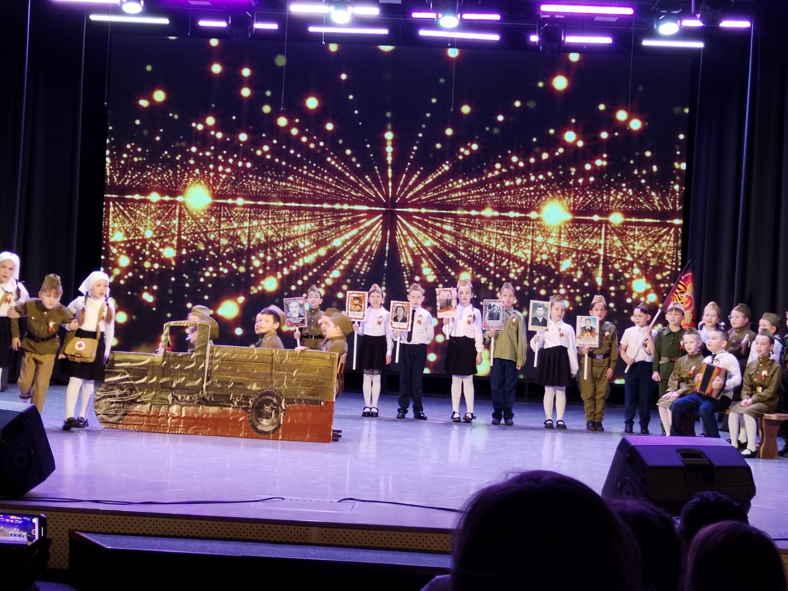 Балтач урта мәктәбе коллективы сәхнәне “дер селкетте”