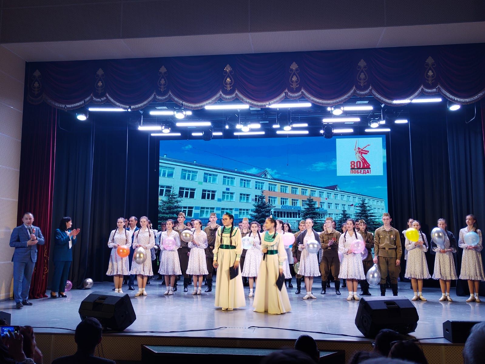 Балтач урта мәктәбе коллективы сәхнәне “дер селкетте”