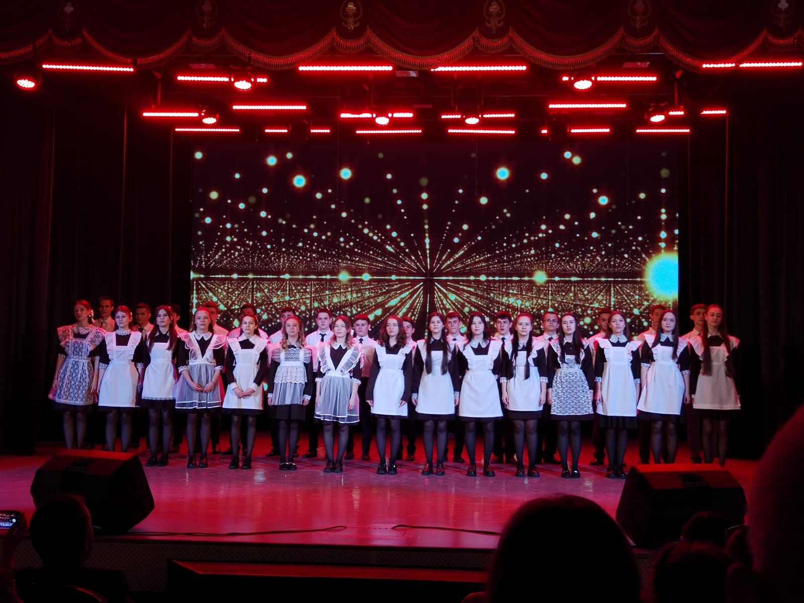 Балтач урта мәктәбе коллективы сәхнәне “дер селкетте”