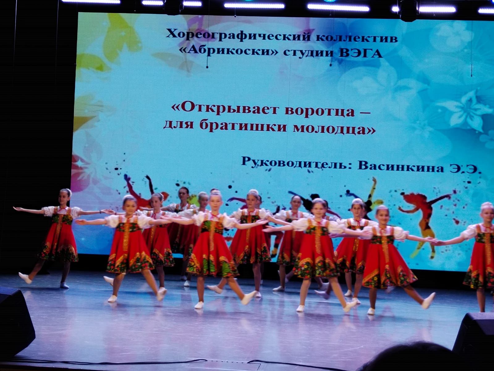 Балтач урта мәктәбе коллективы сәхнәне “дер селкетте”