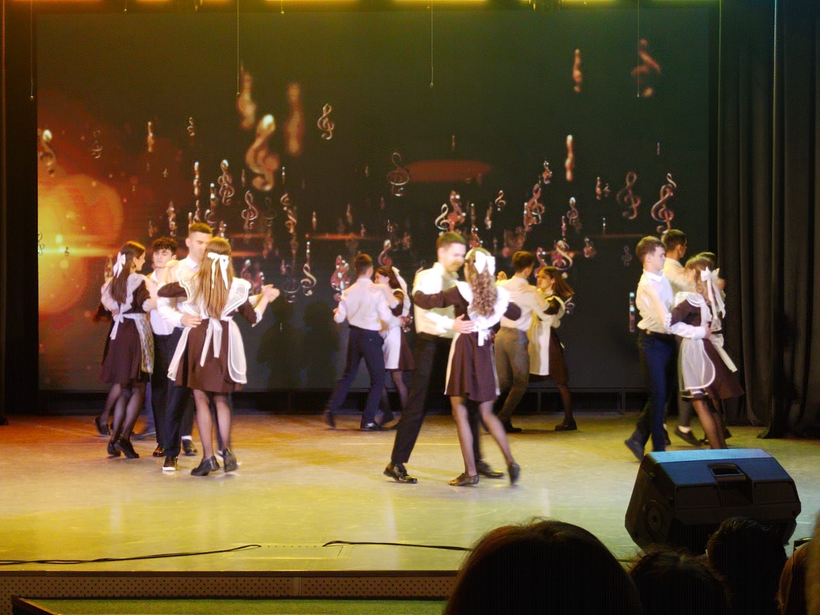 Балтач урта мәктәбе коллективы сәхнәне “дер селкетте”