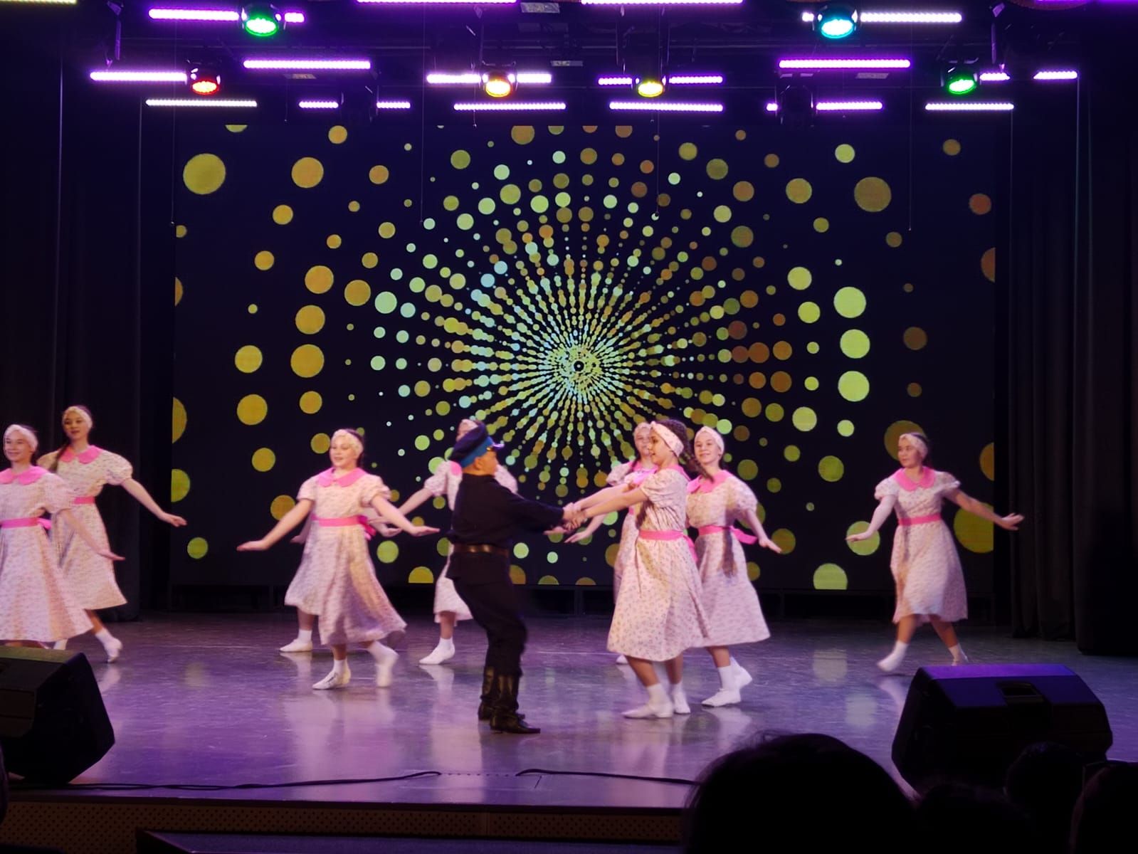 Балтач урта мәктәбе коллективы сәхнәне “дер селкетте”