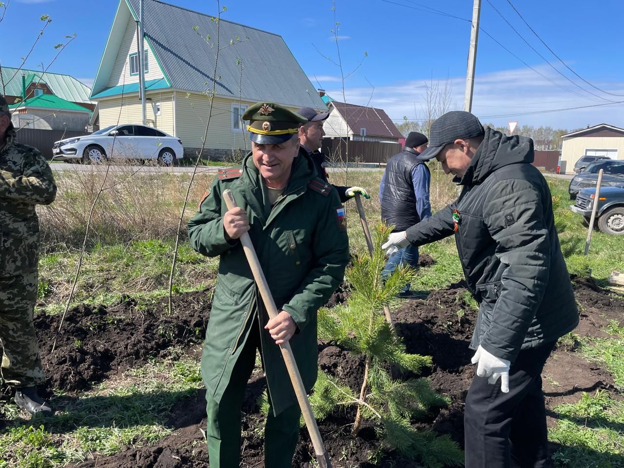Бөек Җиңүнең 80 еллыгы уңаеннан Балтачта  җитәкчеләр агачлар утырттылар