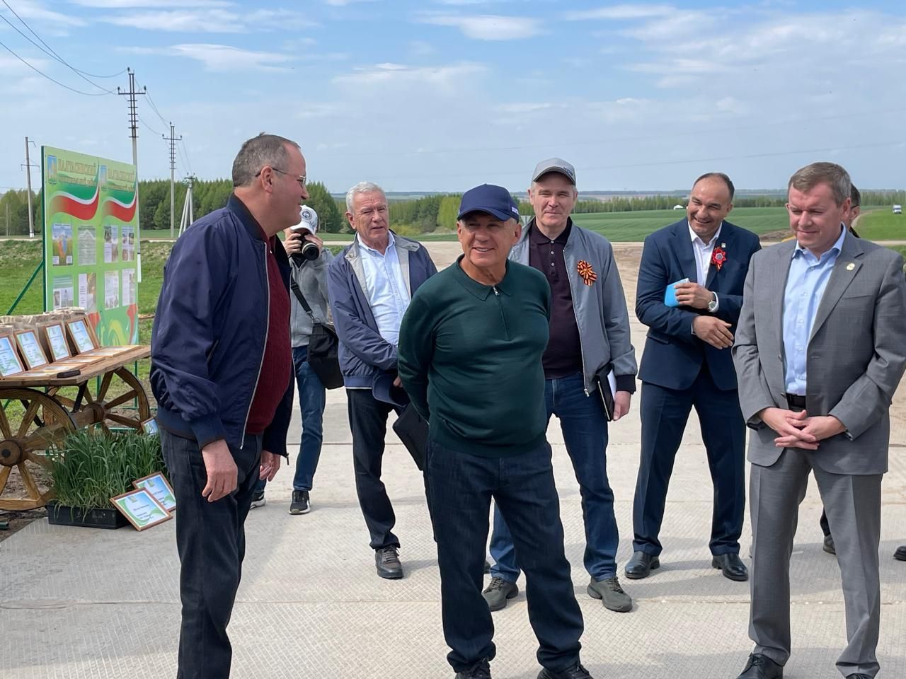 Миңнеханов Балтач районы кырларын карады һәм терлекчелек фермасында булды