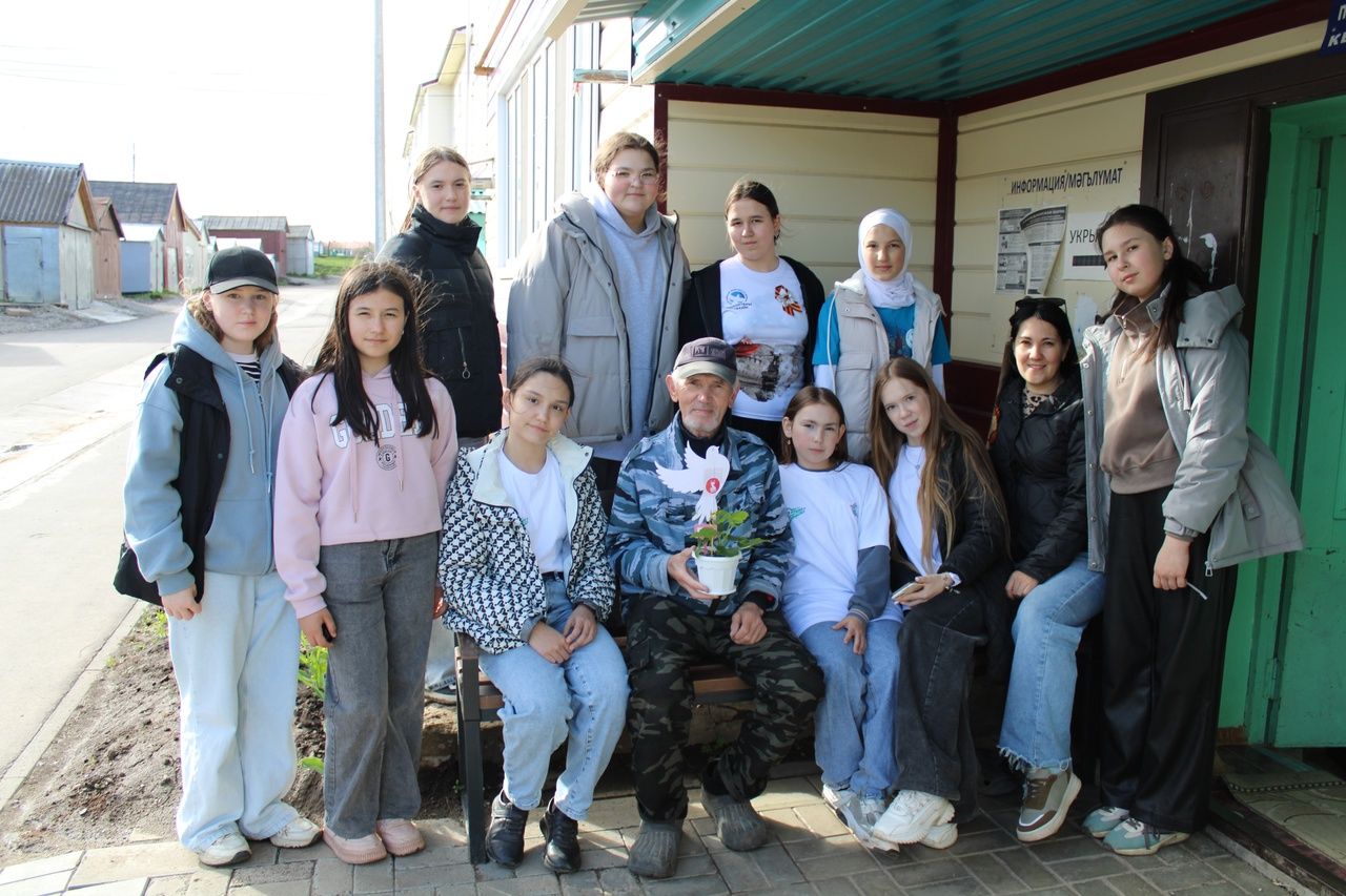 Балтачта «Мәрхәмәтле Балтач» игелек үзәге волонтерлары СМУ микрорайоны өлкәннәрен бәйрәм белән котлады