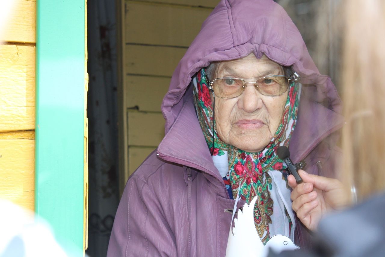 Балтачта «Мәрхәмәтле Балтач» игелек үзәге волонтерлары СМУ микрорайоны өлкәннәрен бәйрәм белән котлады