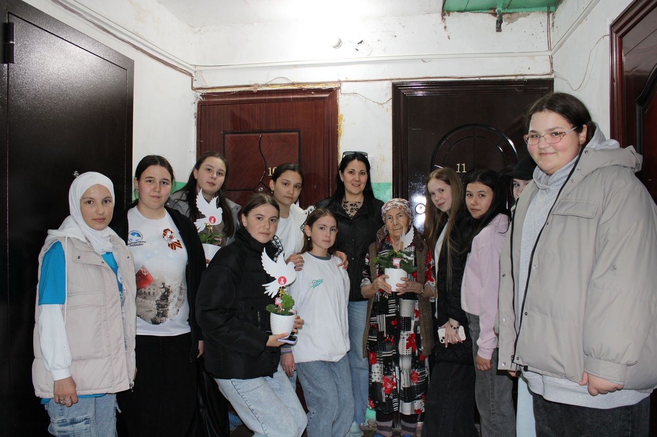 Балтачта «Мәрхәмәтле Балтач» игелек үзәге волонтерлары СМУ микрорайоны өлкәннәрен бәйрәм белән котлады