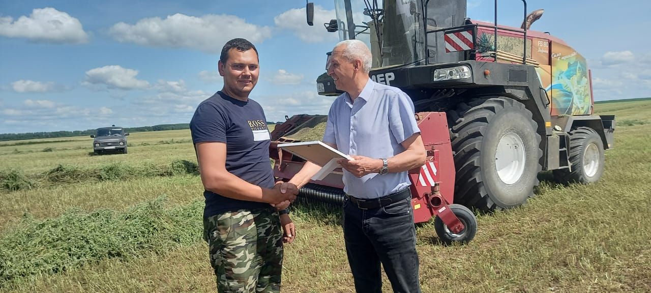 Алмаз Нәбиев терлек азыгы хәзерләү кампаниясе кысаларында үткәрелүче конкурсның икенче атна җиңүчесе булып танылды