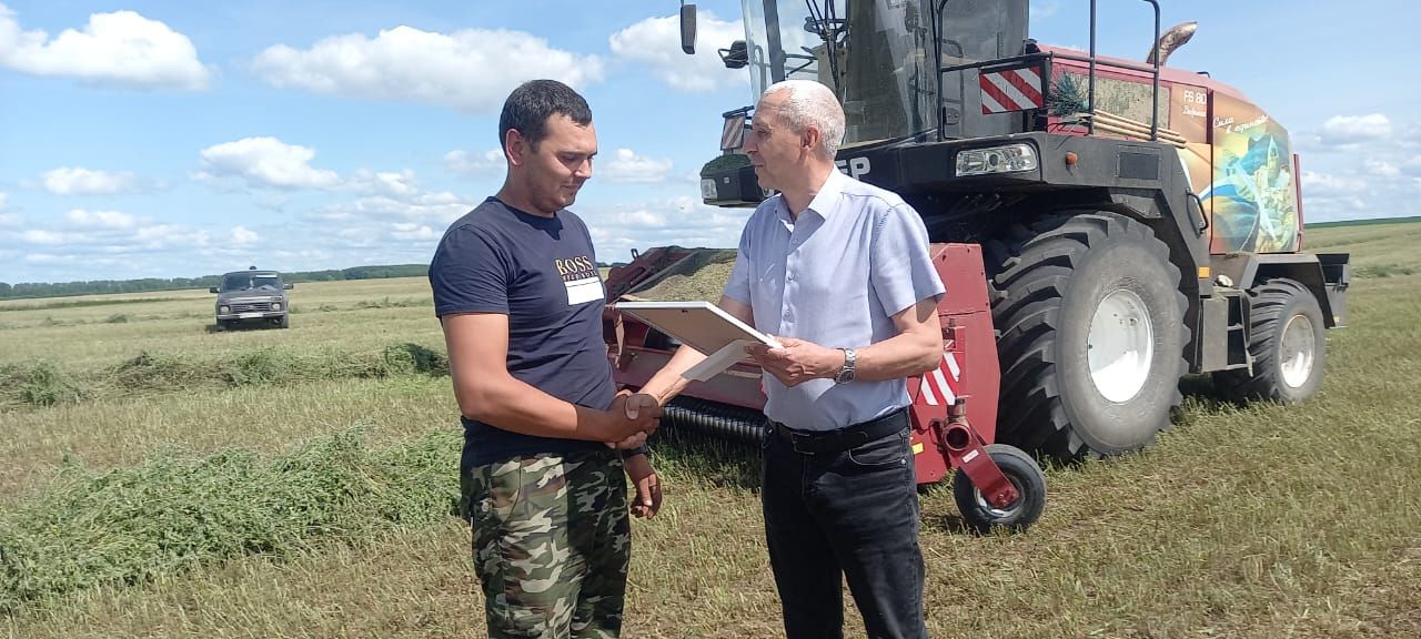 Алмаз Нәбиев терлек азыгы хәзерләү кампаниясе кысаларында үткәрелүче конкурсның икенче атна җиңүчесе булып танылды