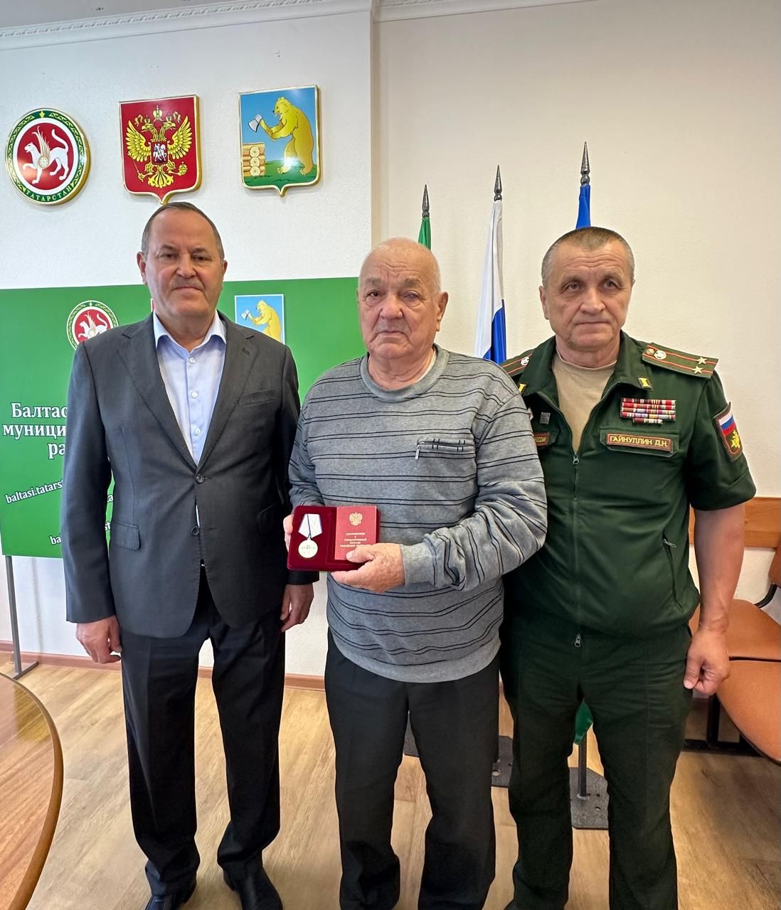 Шәһит киткән Балтач егетләренең якыннарына орден һәм медаль тапшырылды