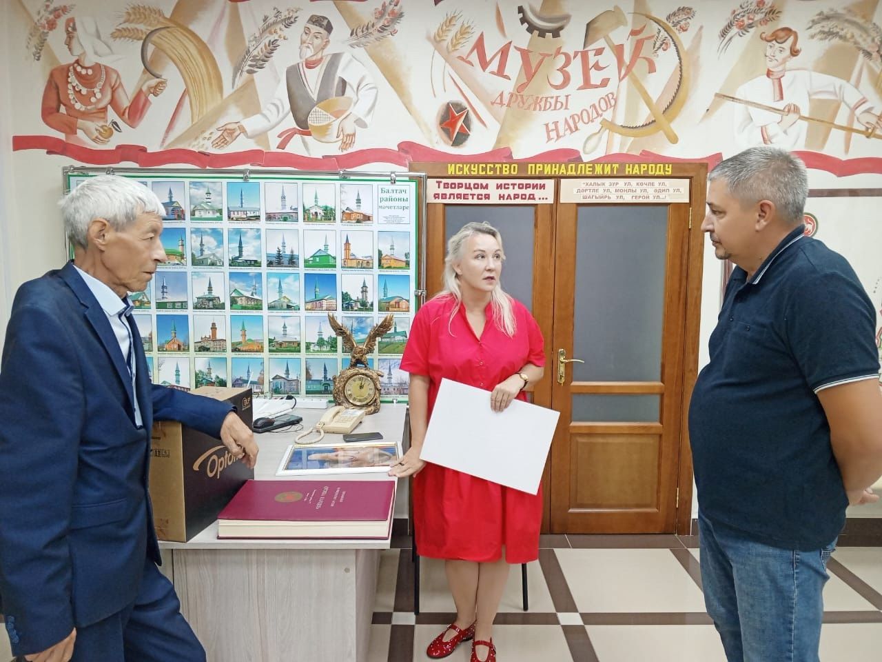 Татарстан Республикасының Архив эше буенча дәүләт комитеты рәисе «Халыклар дуслыгы» музеена проектор бүләк итте