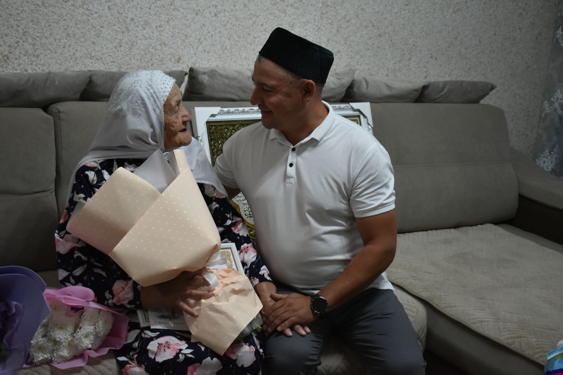 Зөлхәбирә Галиеваның 95 яшьлек гомер бәйрәме хөрмәтенә барлык гаиләсе, якыннары бер табынга җыйналды