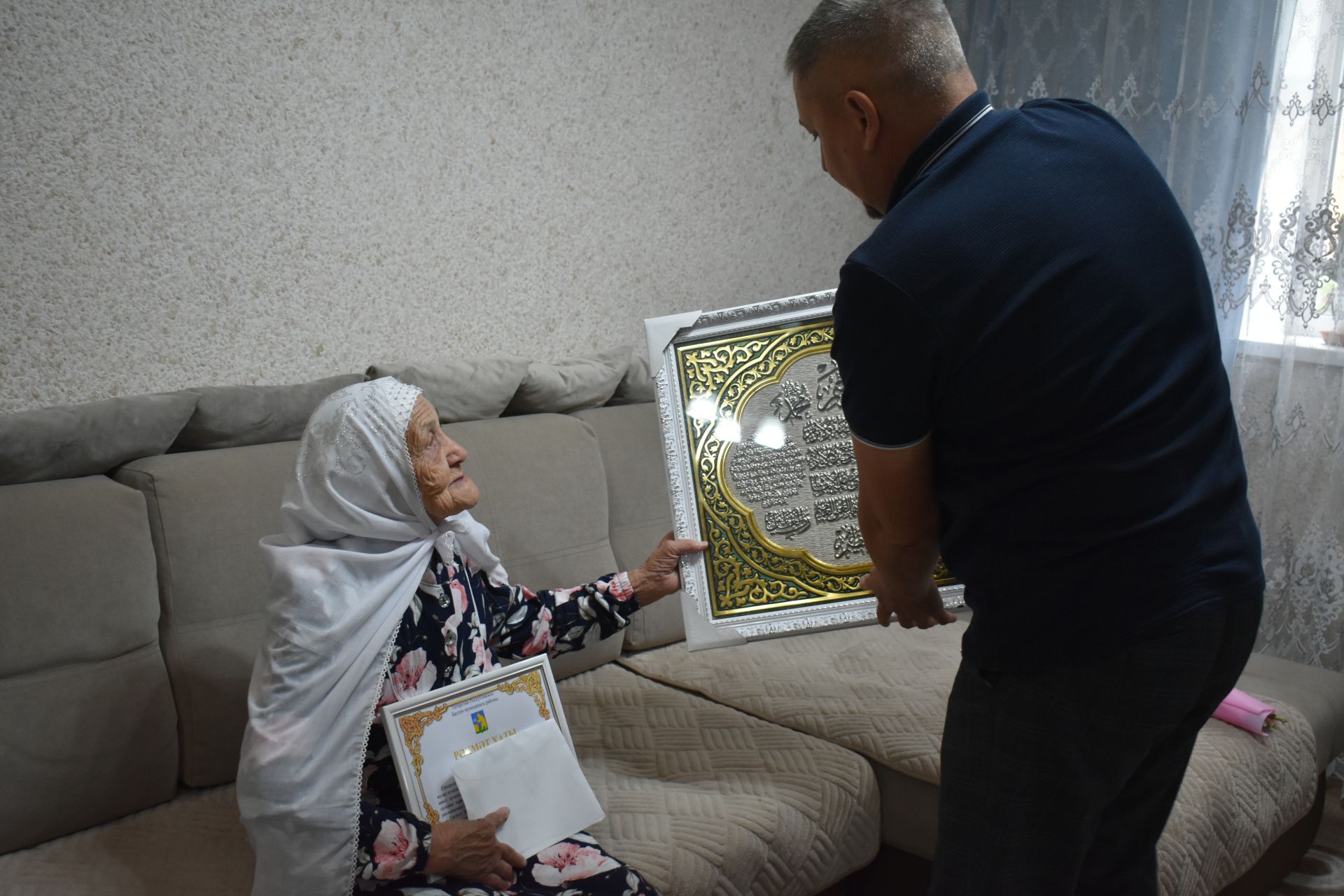 Зөлхәбирә Галиеваның 95 яшьлек гомер бәйрәме хөрмәтенә барлык гаиләсе, якыннары бер табынга җыйналды