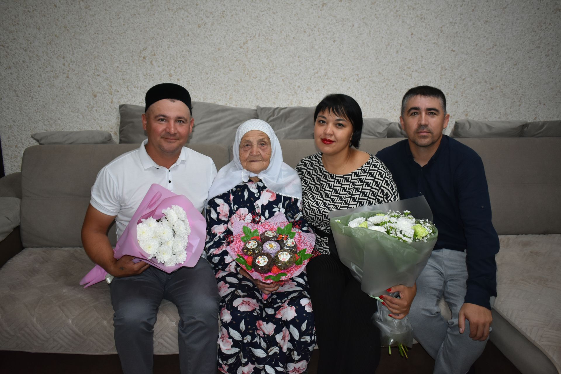Зөлхәбирә Галиеваның 95 яшьлек гомер бәйрәме хөрмәтенә барлык гаиләсе, якыннары бер табынга җыйналды
