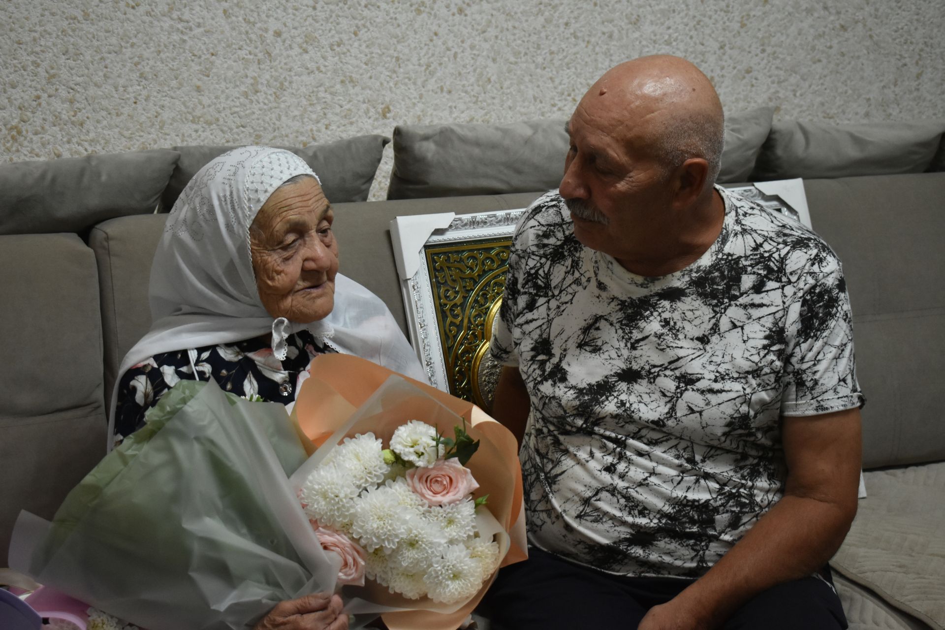 Зөлхәбирә Галиеваның 95 яшьлек гомер бәйрәме хөрмәтенә барлык гаиләсе, якыннары бер табынга җыйналды