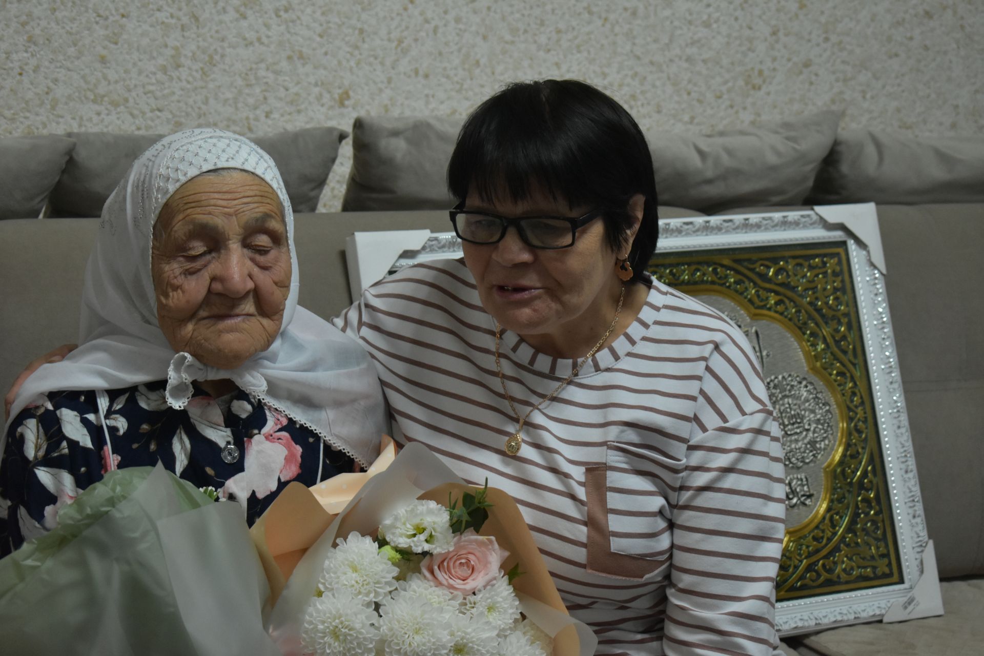 Зөлхәбирә Галиеваның 95 яшьлек гомер бәйрәме хөрмәтенә барлык гаиләсе, якыннары бер табынга җыйналды