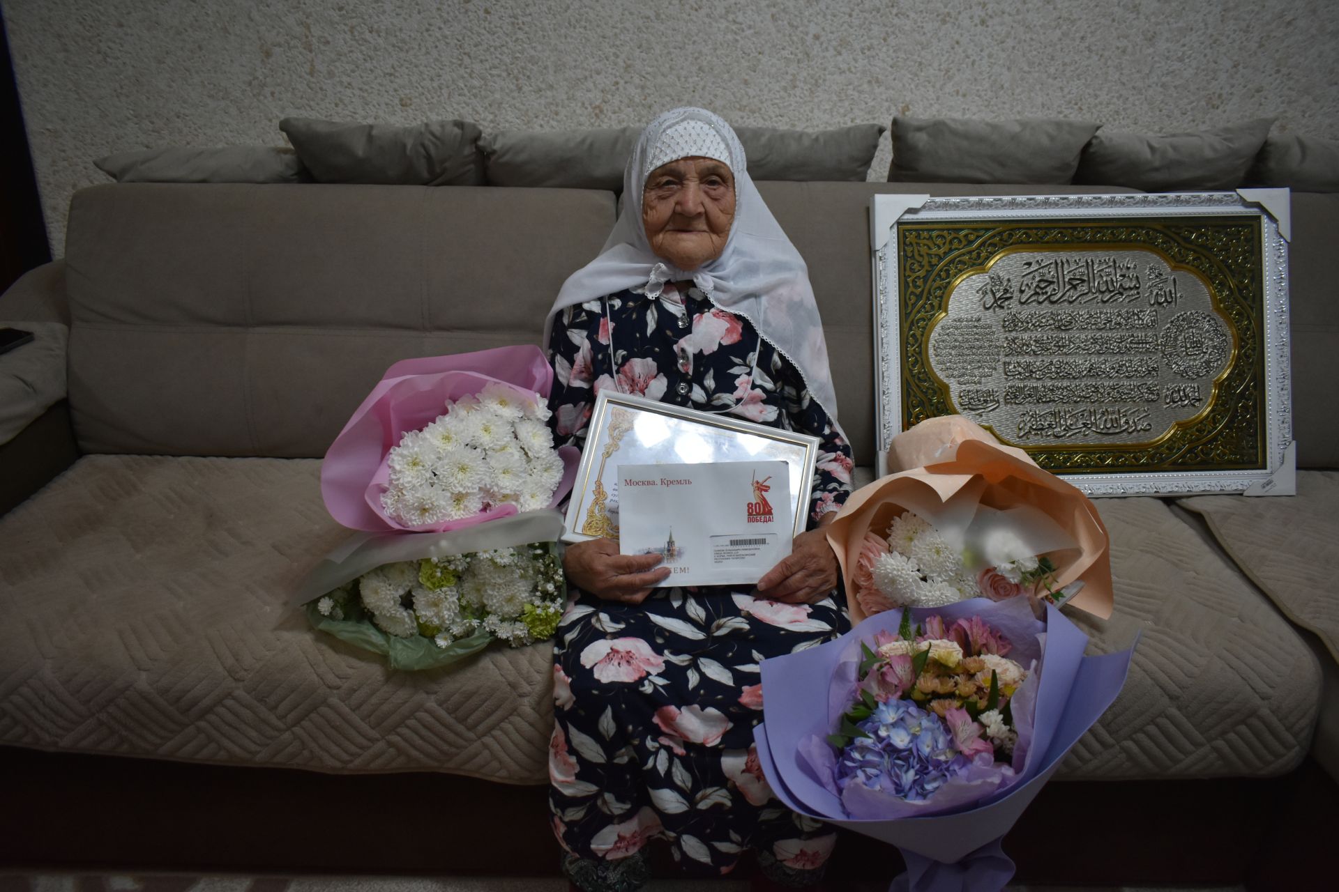 Зөлхәбирә Галиеваның 95 яшьлек гомер бәйрәме хөрмәтенә барлык гаиләсе, якыннары бер табынга җыйналды