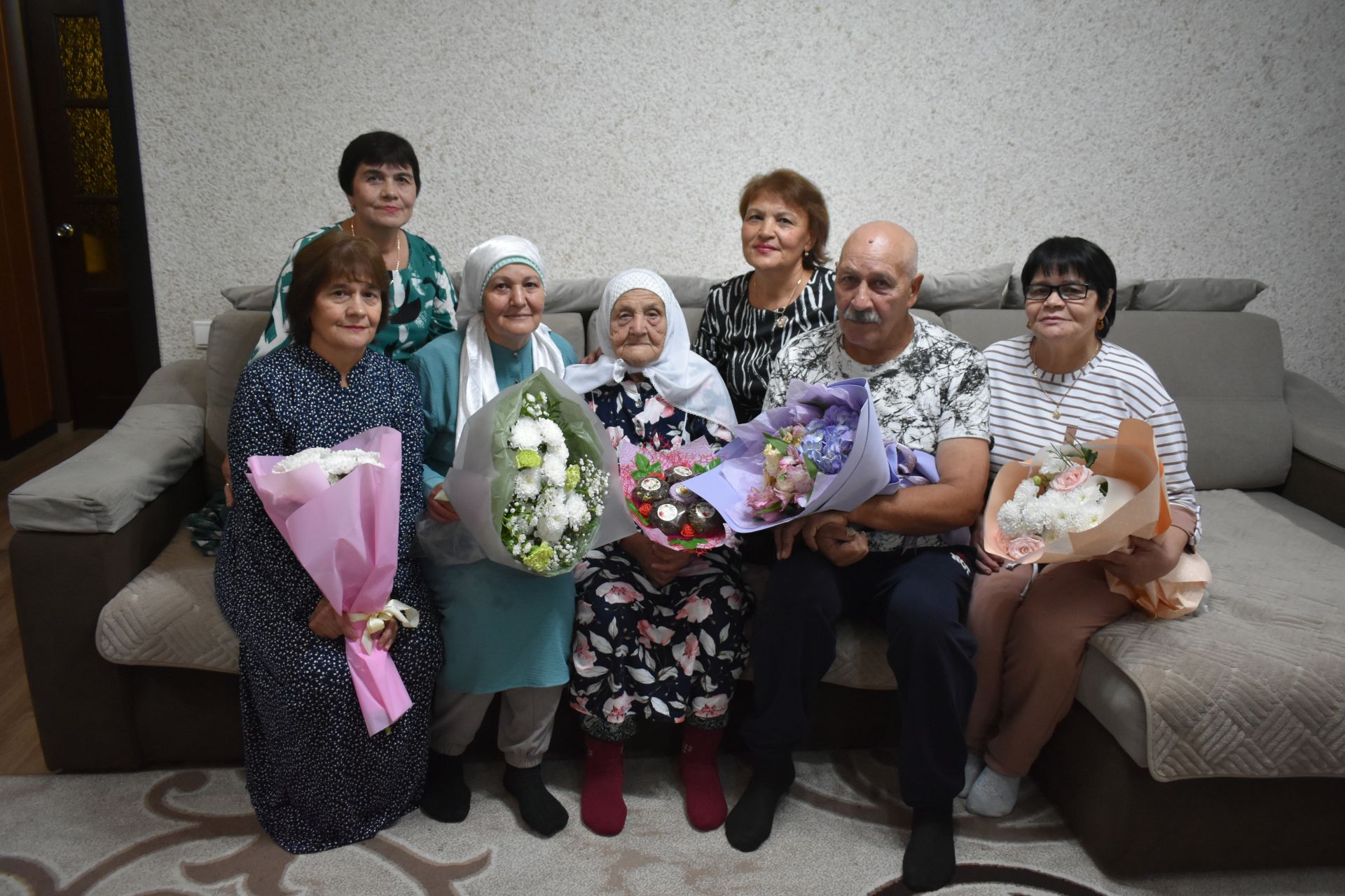 Зөлхәбирә Галиеваның 95 яшьлек гомер бәйрәме хөрмәтенә барлык гаиләсе, якыннары бер табынга җыйналды
