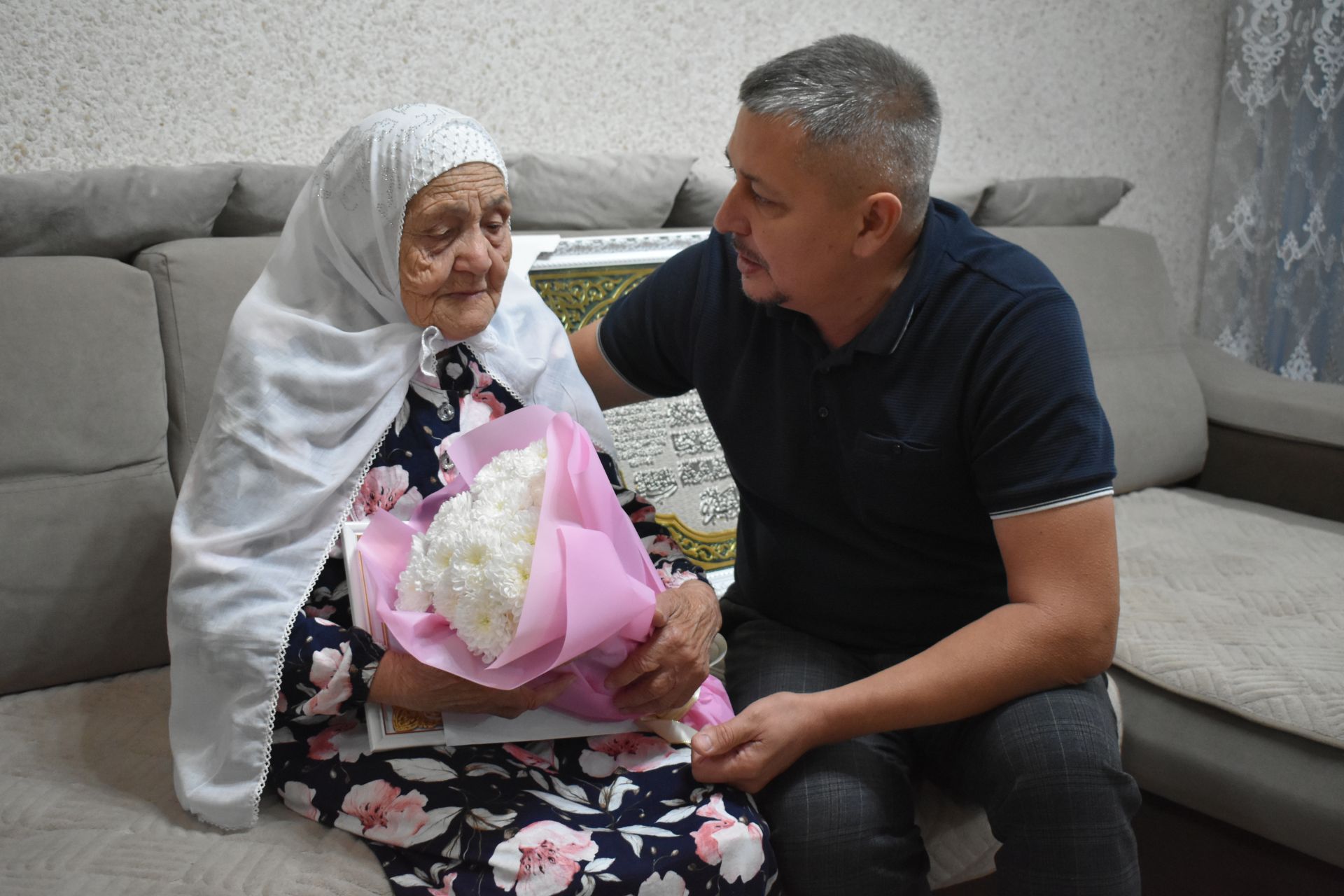 Зөлхәбирә Галиеваның 95 яшьлек гомер бәйрәме хөрмәтенә барлык гаиләсе, якыннары бер табынга җыйналды