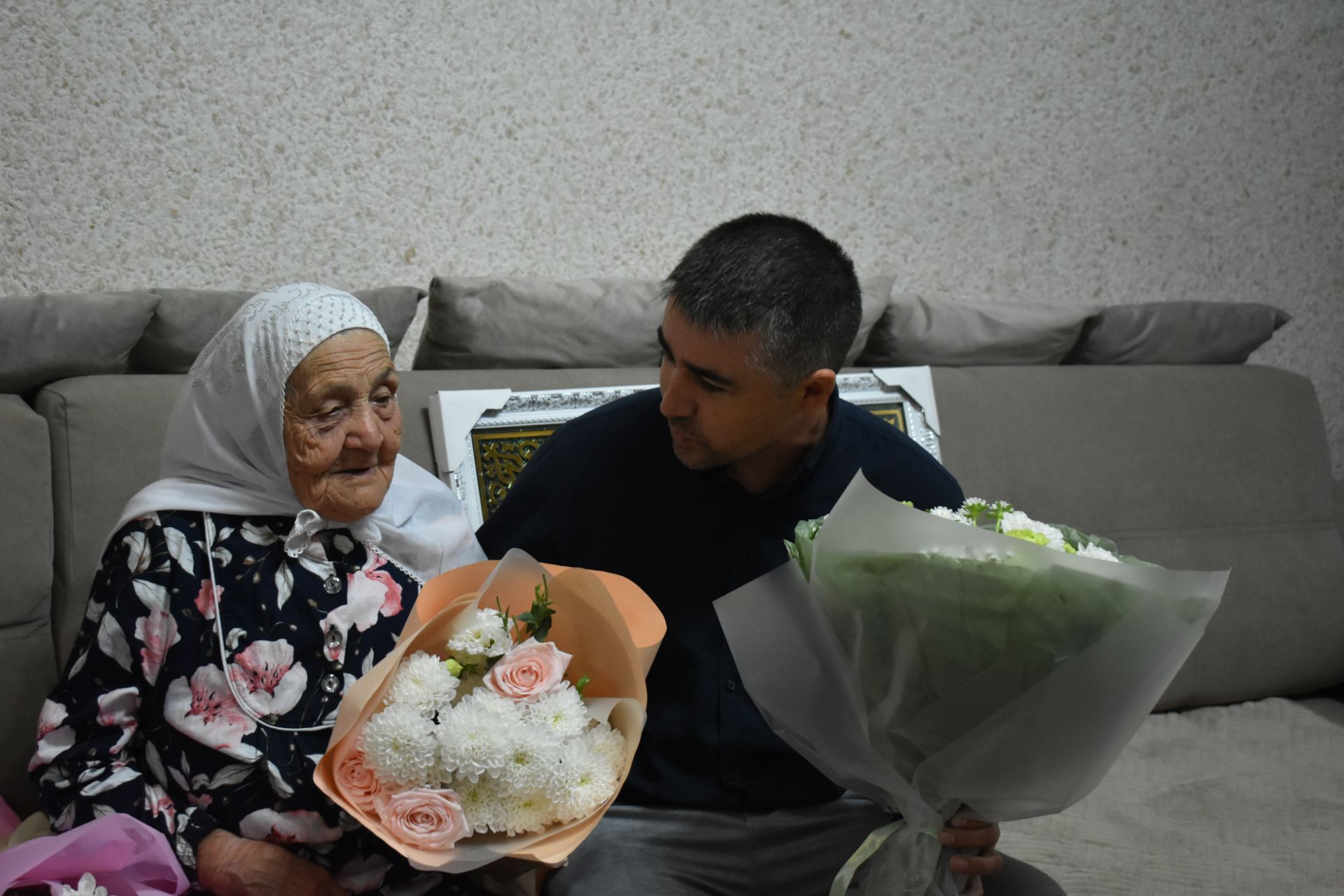 Зөлхәбирә Галиеваның 95 яшьлек гомер бәйрәме хөрмәтенә барлык гаиләсе, якыннары бер табынга җыйналды