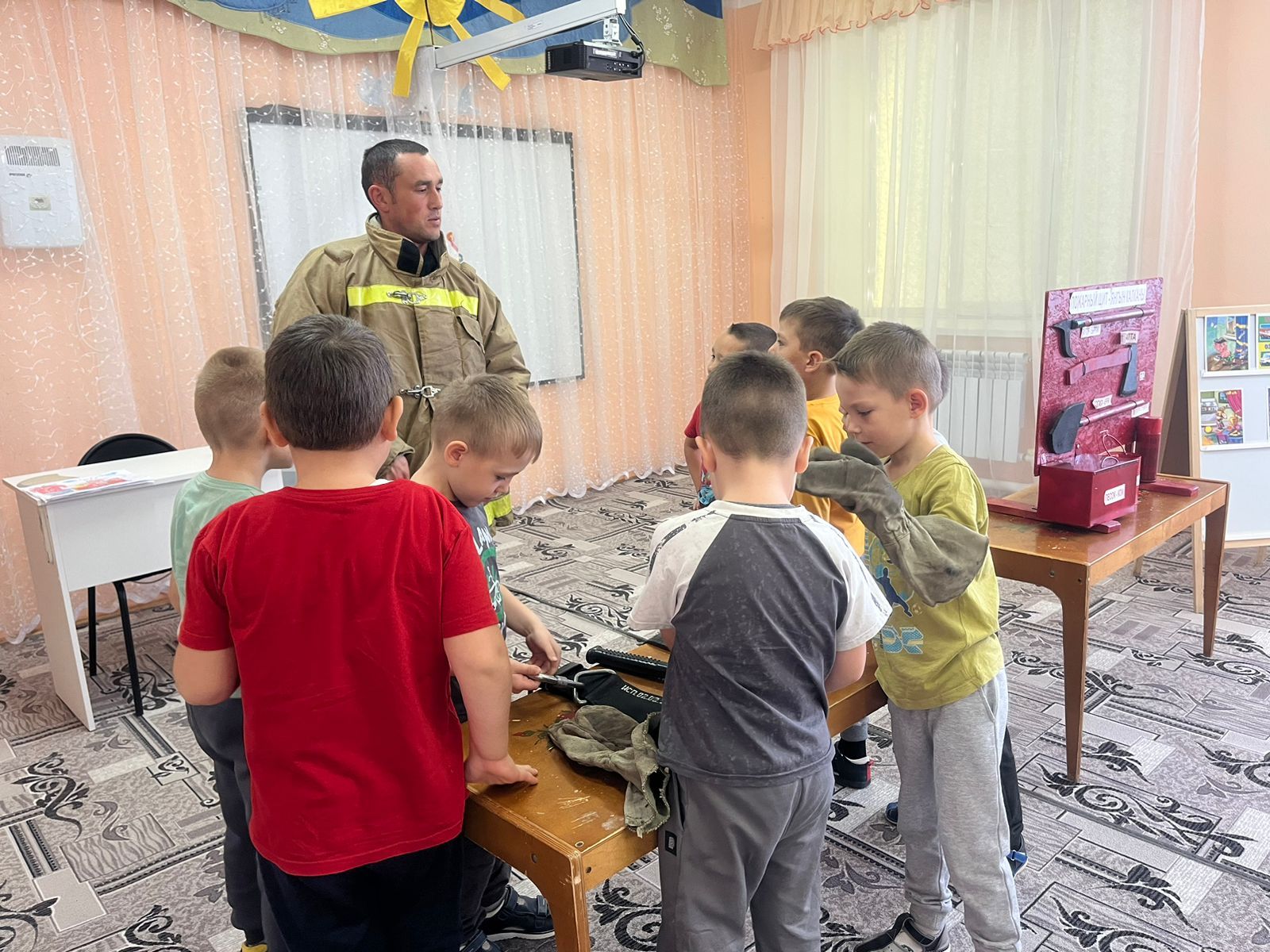 Кариле балалар бакчасына янгын сүндерүче килгән. Нәрсә булган?
