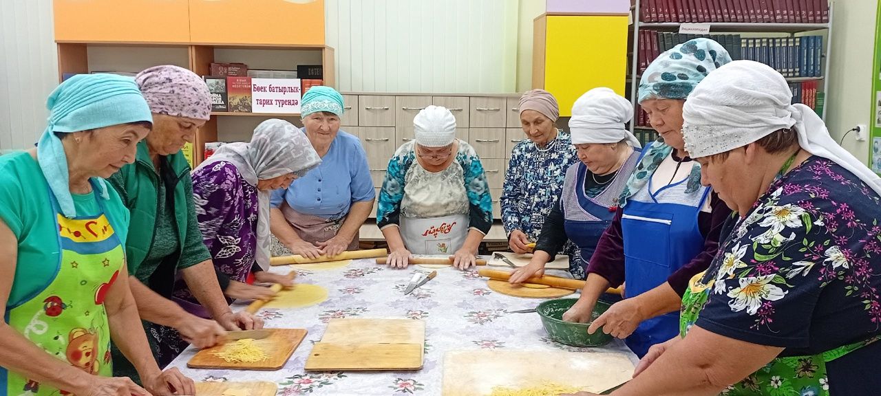 Борнак авыл китапханәсендә  «Үзебезнекеләрне ташламыйбыз» акциясенә кушылып, өй токмачлары кискәннәр