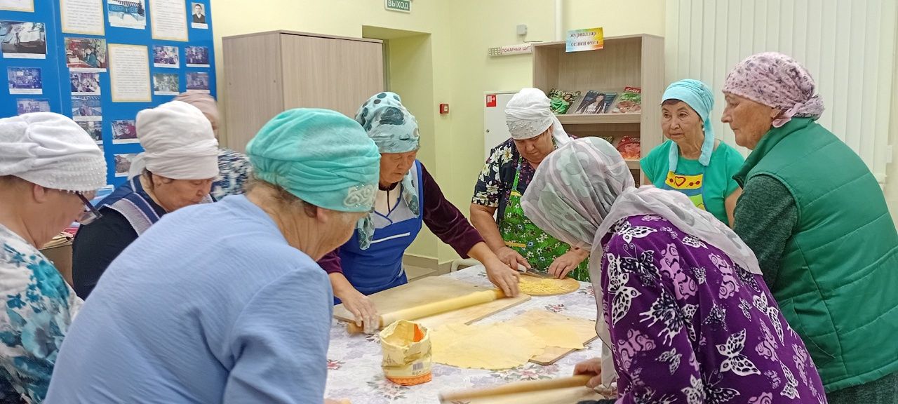 Борнак авыл китапханәсендә  «Үзебезнекеләрне ташламыйбыз» акциясенә кушылып, өй токмачлары кискәннәр