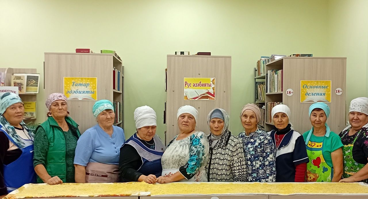 Борнак авыл китапханәсендә  «Үзебезнекеләрне ташламыйбыз» акциясенә кушылып, өй токмачлары кискәннәр