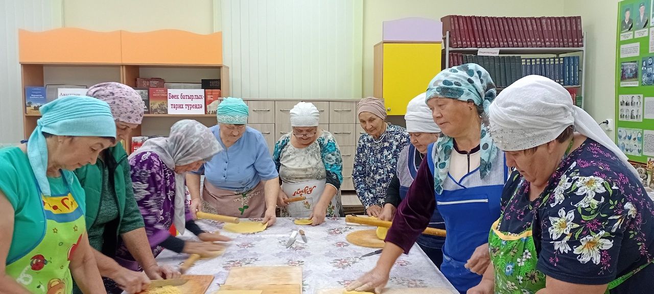 Борнак авыл китапханәсендә  «Үзебезнекеләрне ташламыйбыз» акциясенә кушылып, өй токмачлары кискәннәр