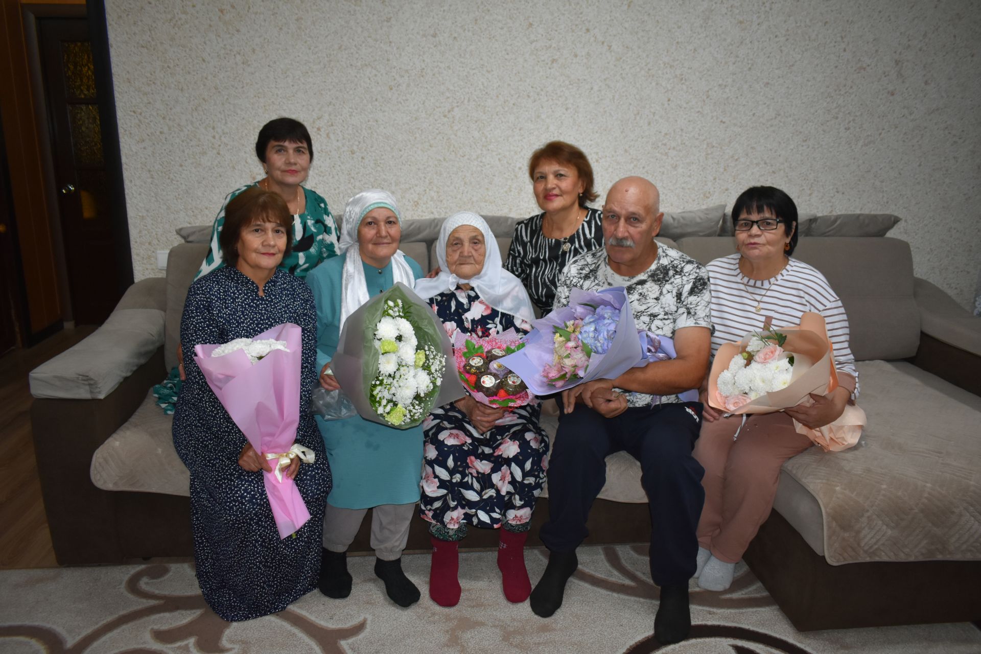 Йөздәге сырлы эзләрдән тормыш сынаулары күренә
