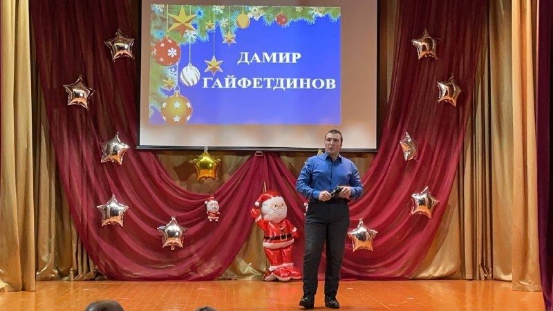 Ор авылы клубында «Яңа елның йолдызлары яктырак яна» дип исемләнгән театральләштерелгән тамаша булган