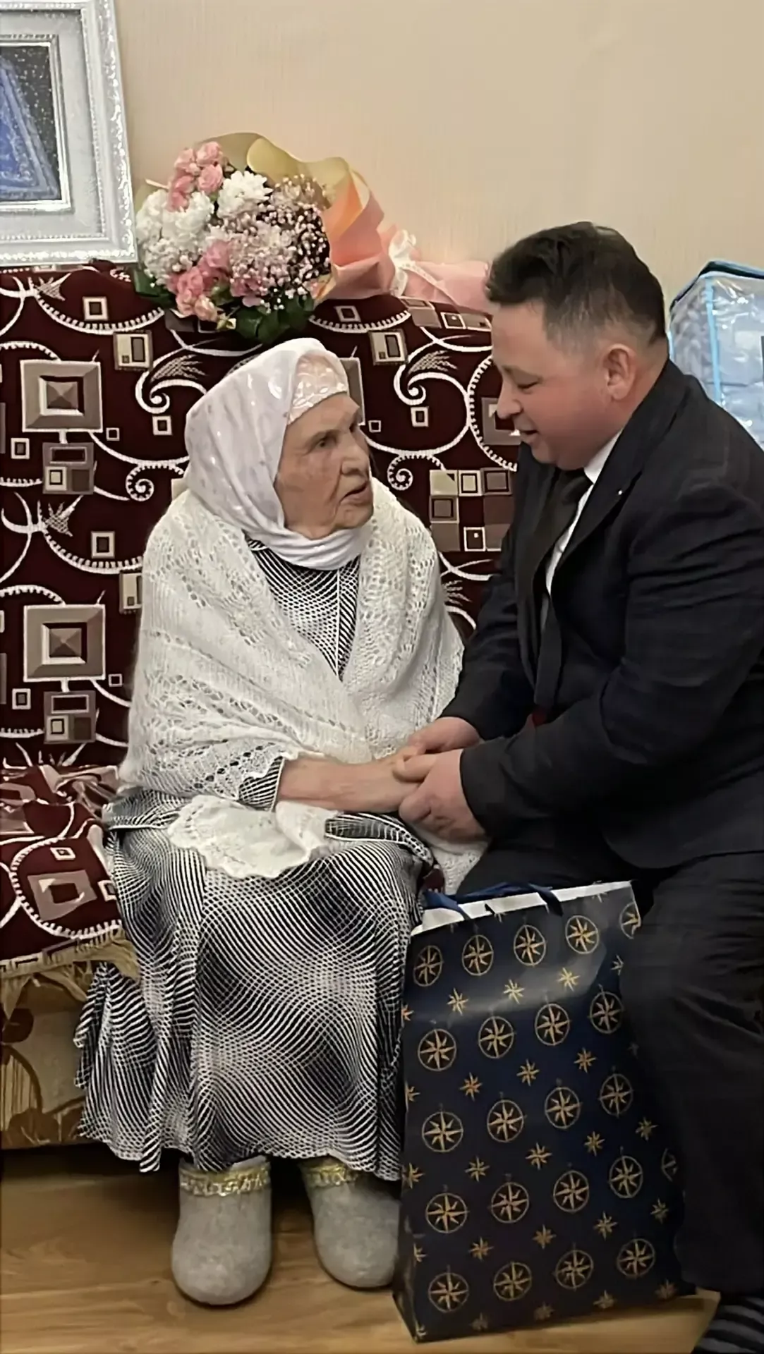 Рәйсә Гәрәева 100 яшьтә дә матур сөйләме, акыл камиллеге, зәвыклыгы белән шаккатырды