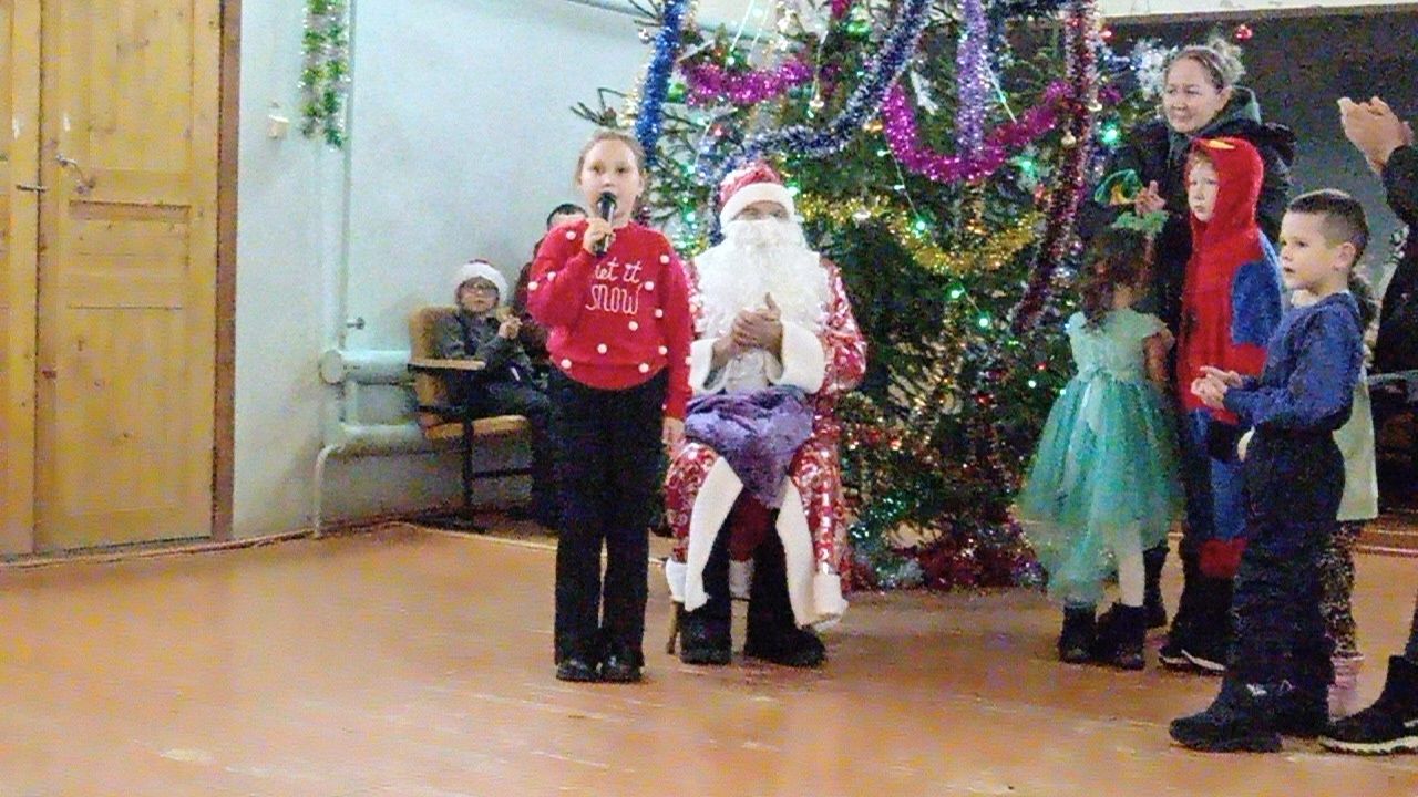 Көшкәтбаш үзенең нәниләрен чыршы янына җыйды