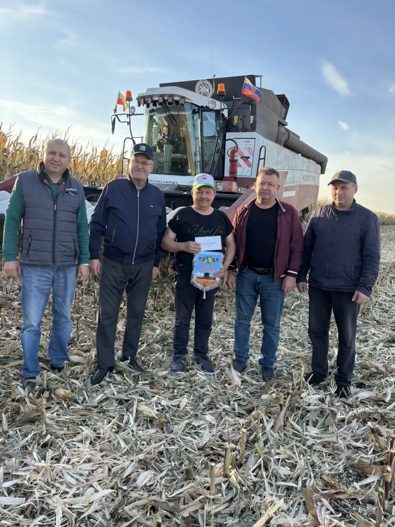 Балтачта кукурузны бөртеккә сугуда нәтиҗәле эшләүчеләргә өченче атна вымпелларын тапшырдылар