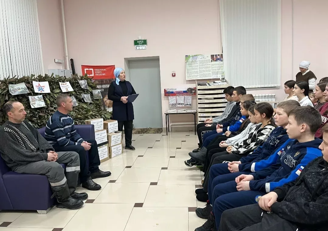 Смәел китапханәсендә олы йөрәкле волонтерлар Айрат Мөхәммәтҗанов һәм Илшат Камалиев белән очрашу узды