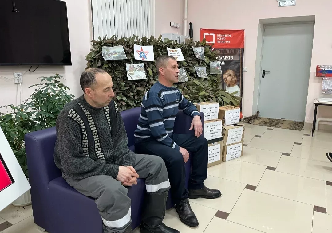 Смәел китапханәсендә олы йөрәкле волонтерлар Айрат Мөхәммәтҗанов һәм Илшат Камалиев белән очрашу узды