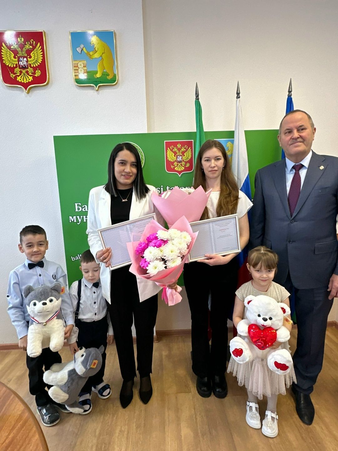 Балтачта Әхмәтовлар һәм Борисовларга социаль түләү алу хокукы турындагы таныклык тапшырылды