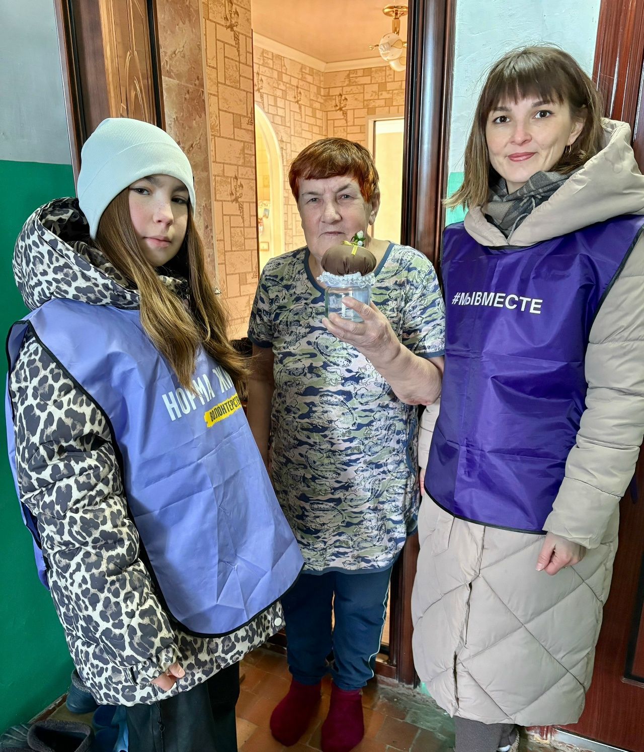 СМУ микрорайонында яшәүче өлкән яшьтәге хатын-кызларны кемнәр бәйрәм белән котлаган?