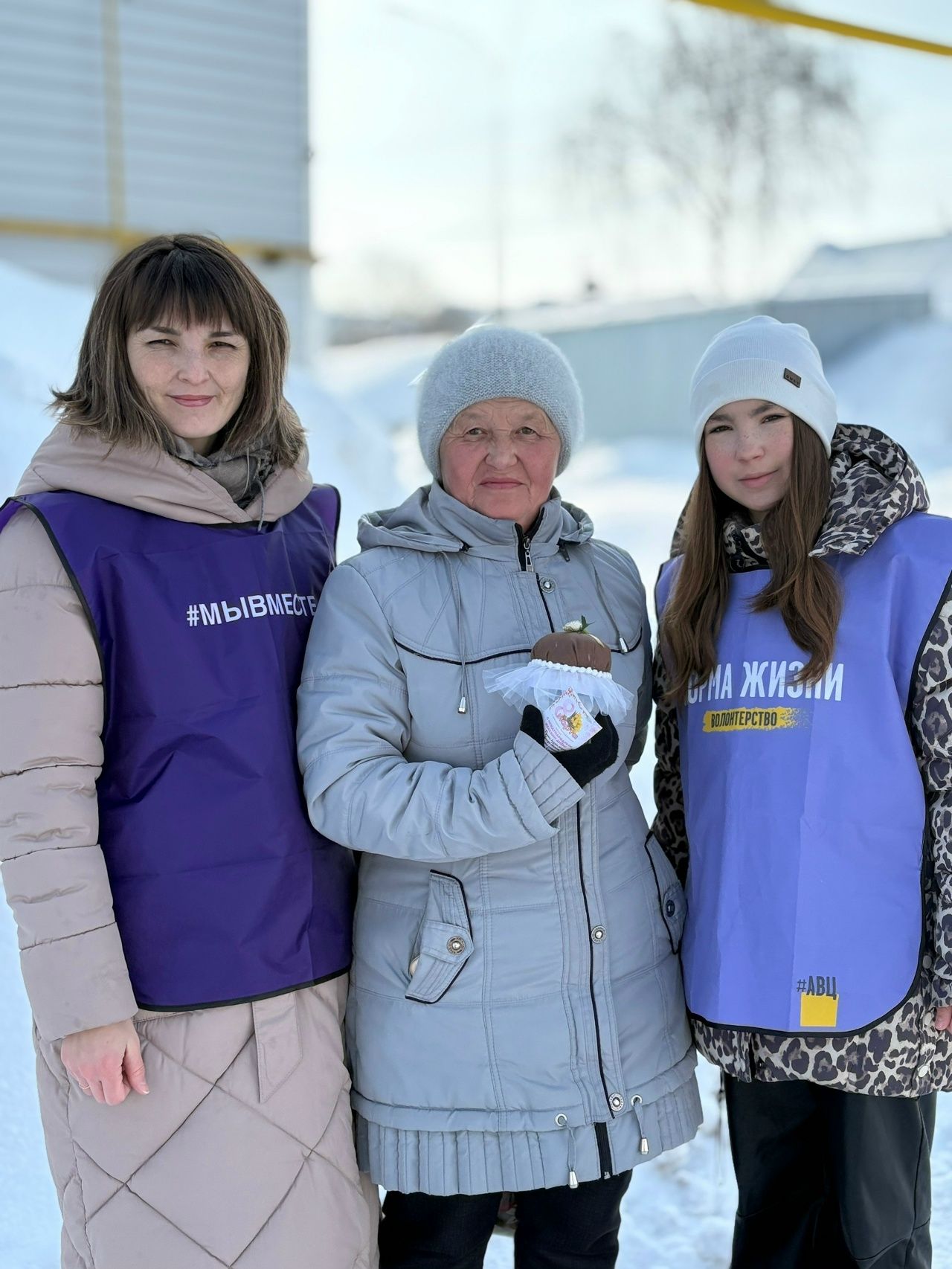 СМУ микрорайонында яшәүче өлкән яшьтәге хатын-кызларны кемнәр бәйрәм белән котлаган?