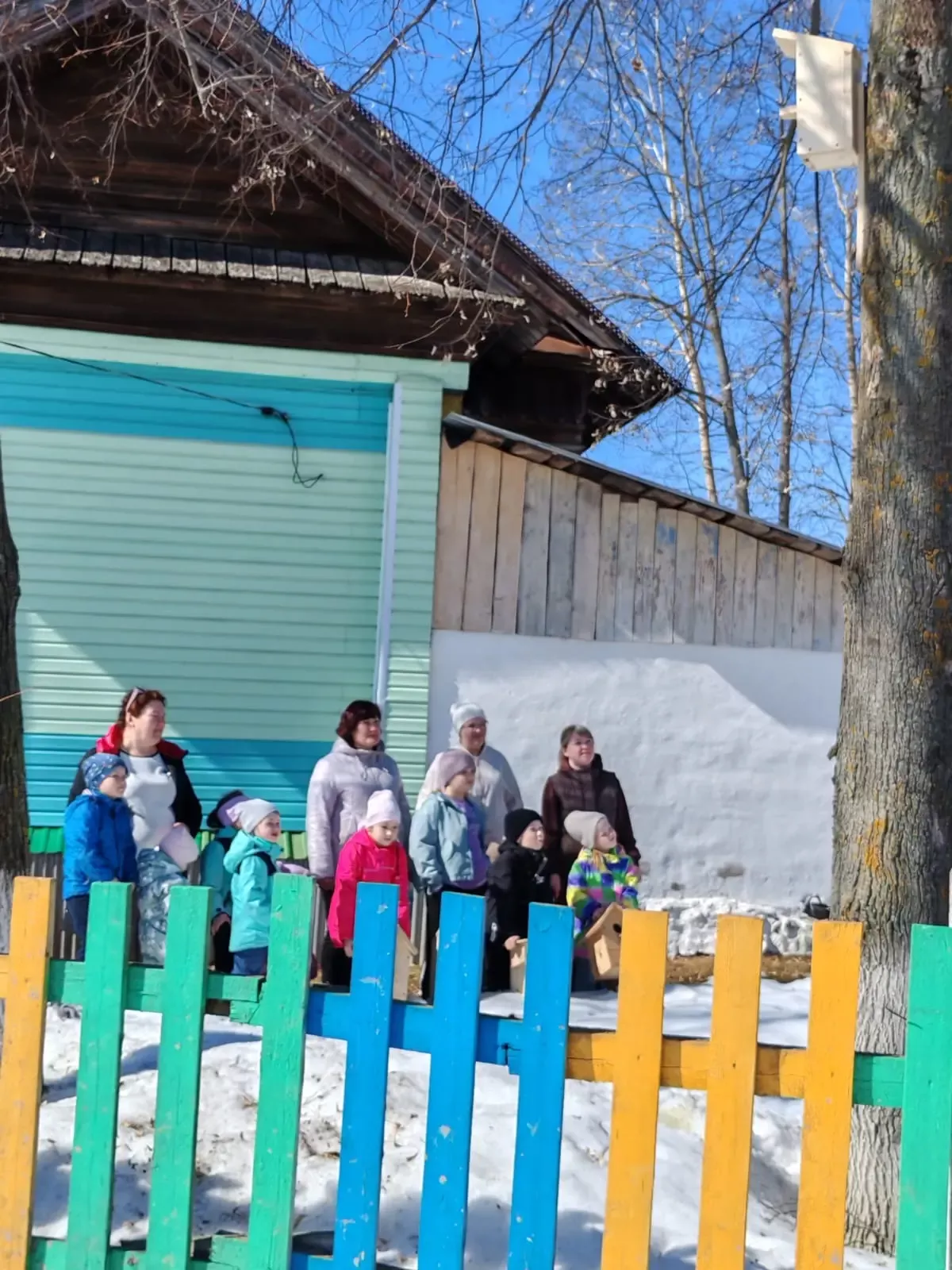 Дорга балалары канатлы дусларны яңа оялар белән куандырды