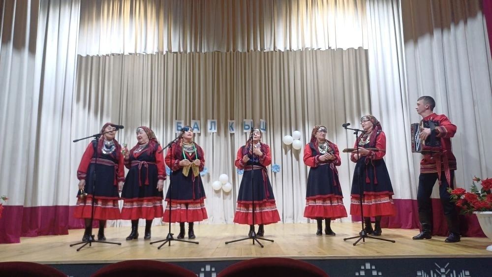 Одӥг сцена вылын — пӧртэм калыкъёс