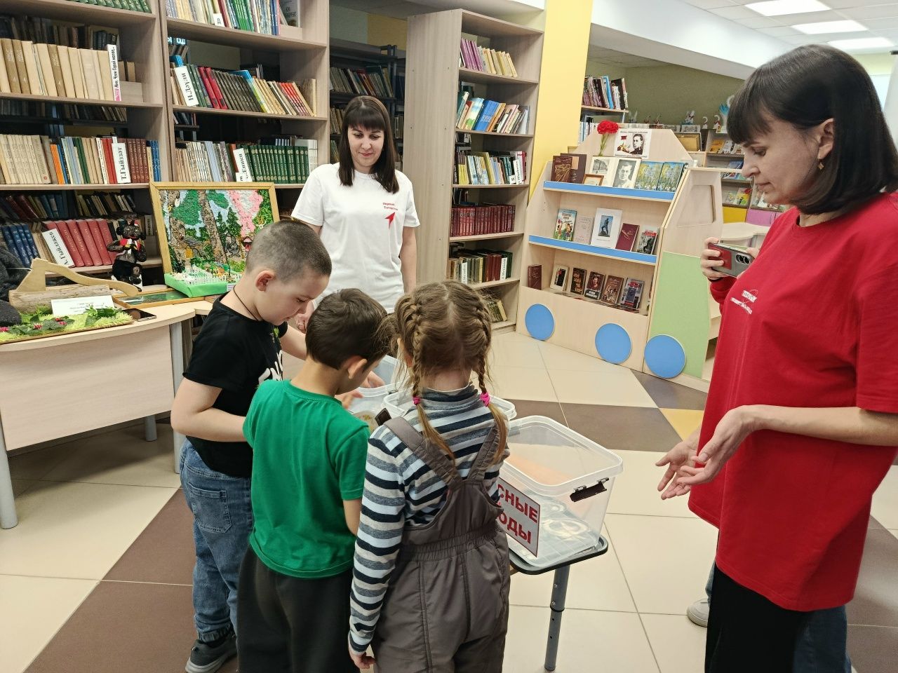 5нче номерлы балалар бакчасының мәктәпкә әзерлек төркеме Үзәк китапханәдә кунакта