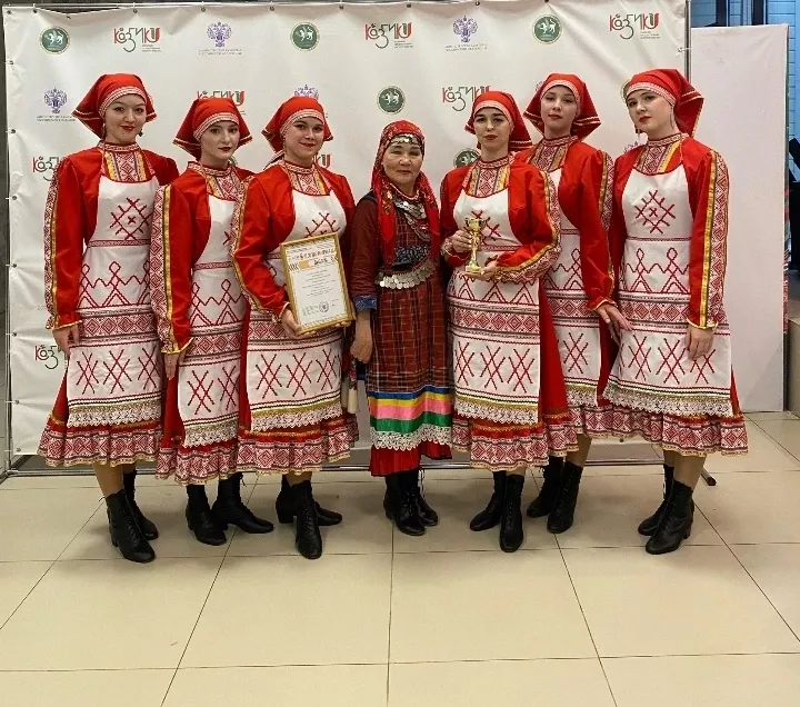 Одӥг сцена вылын — пӧртэм калыкъёс