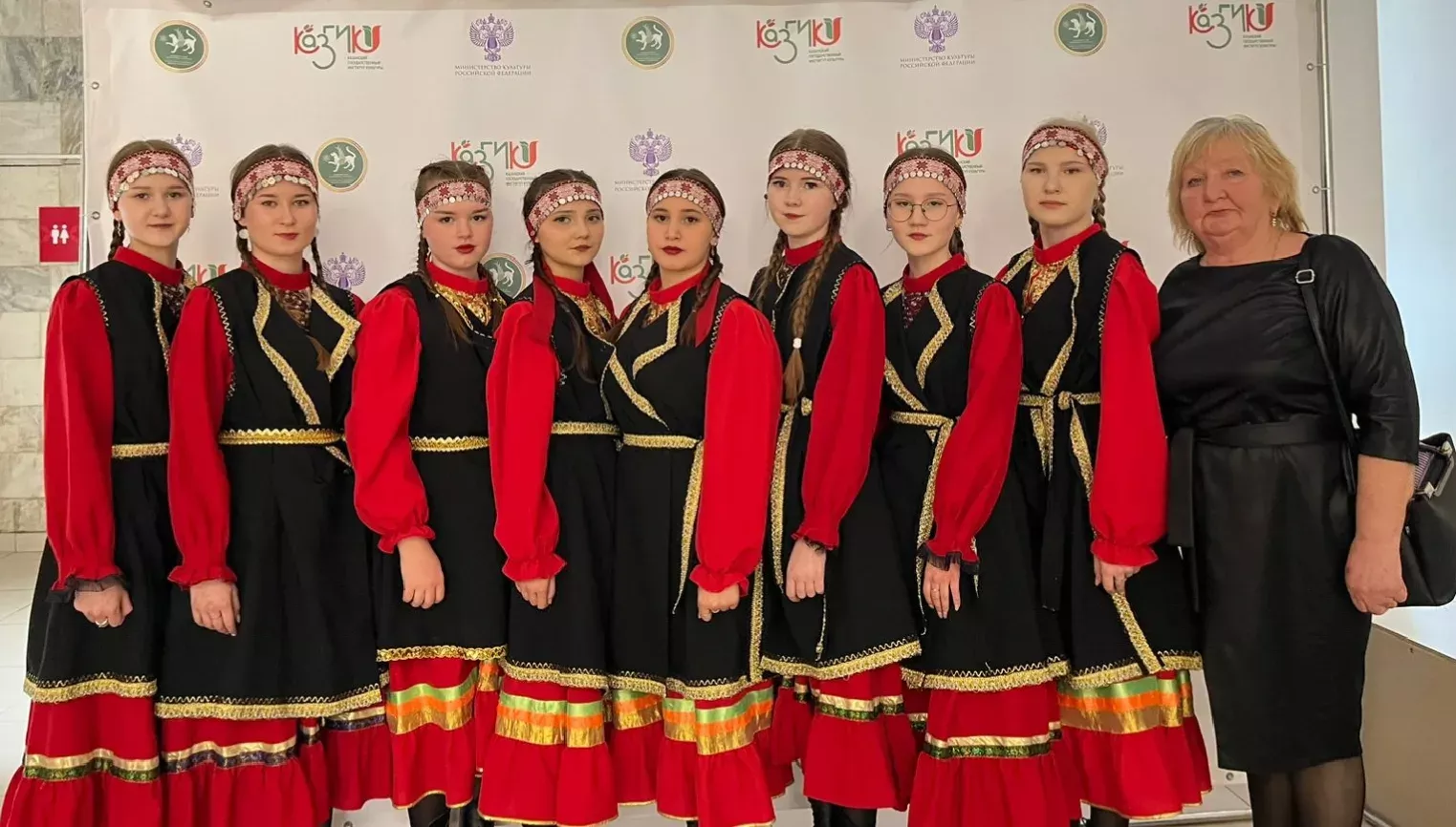 Одӥг сцена вылын — пӧртэм калыкъёс