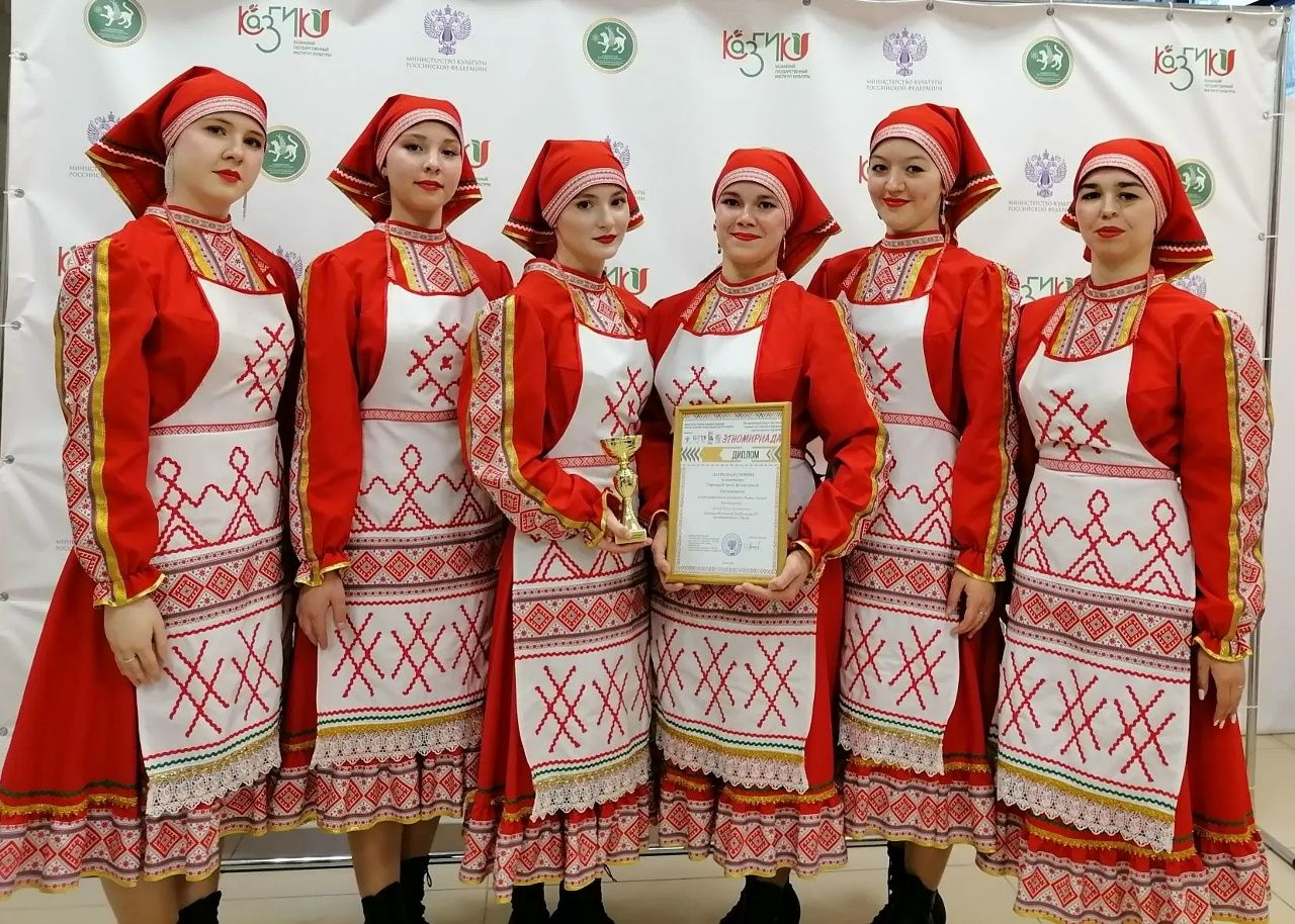 Одӥг сцена вылын — пӧртэм калыкъёс