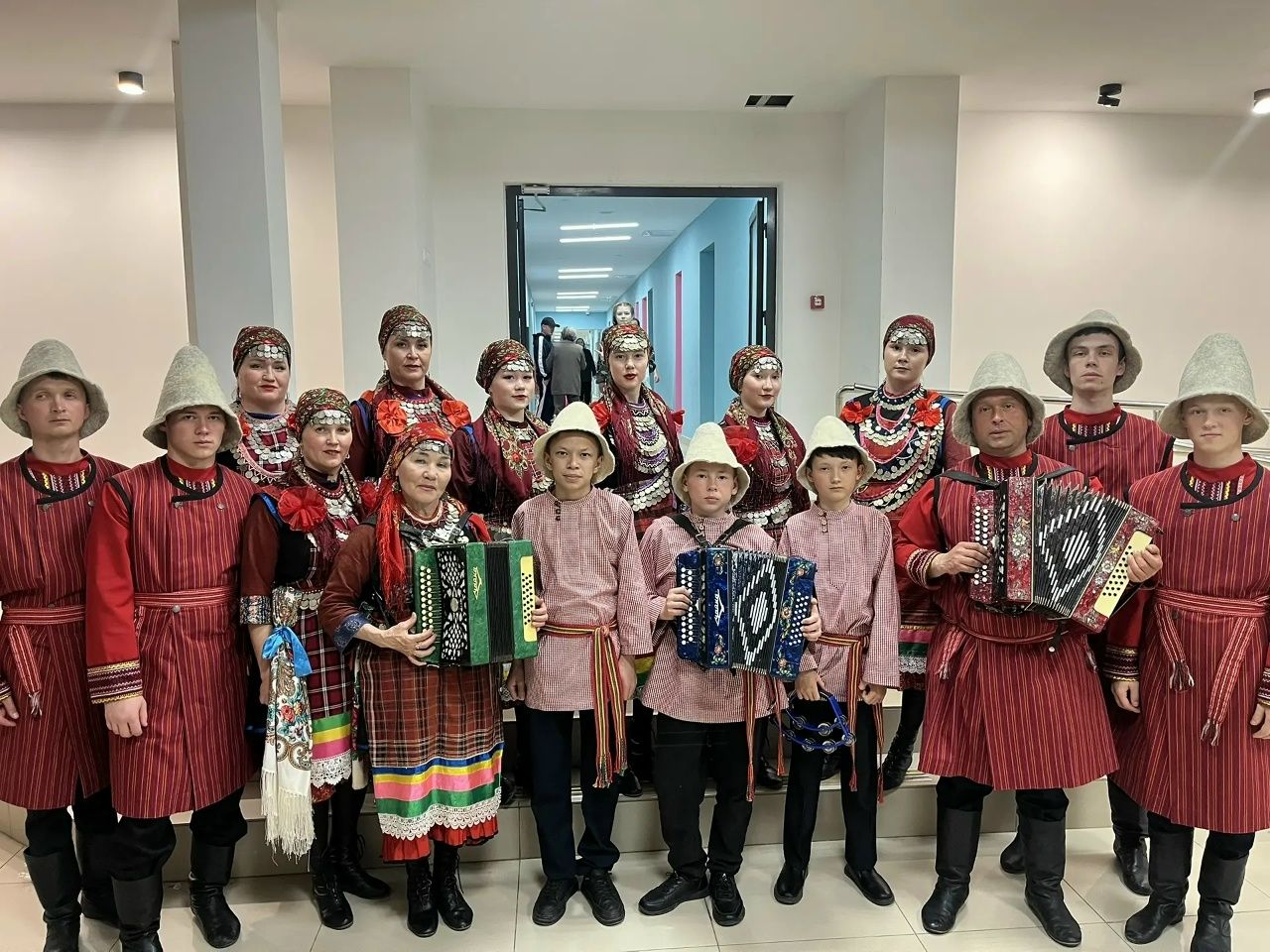 Одӥг сцена вылын — пӧртэм калыкъёс