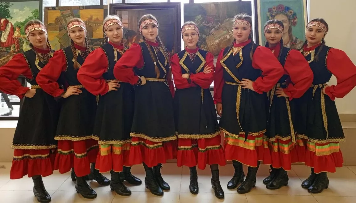 Одӥг сцена вылын — пӧртэм калыкъёс