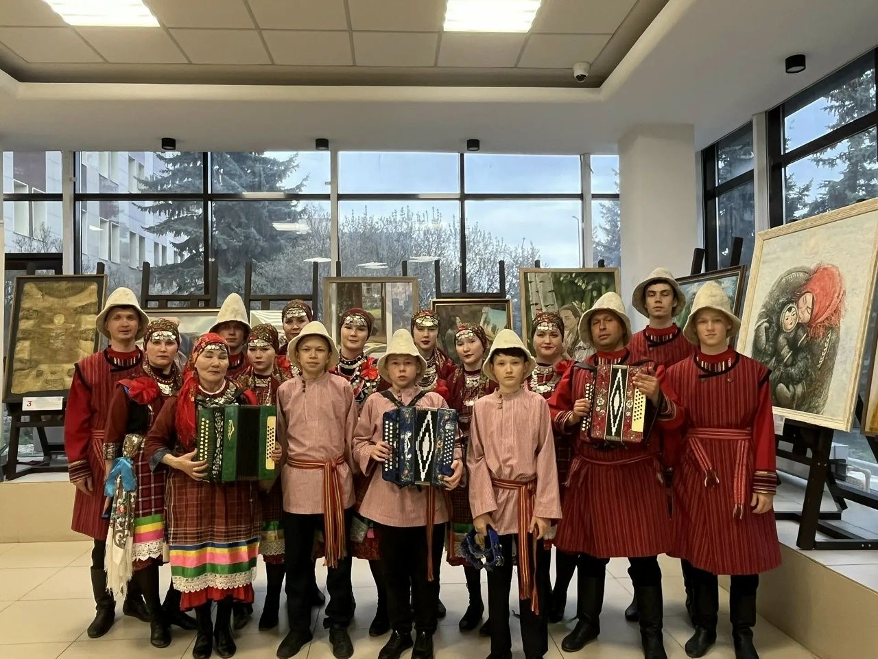 Одӥг сцена вылын — пӧртэм калыкъёс