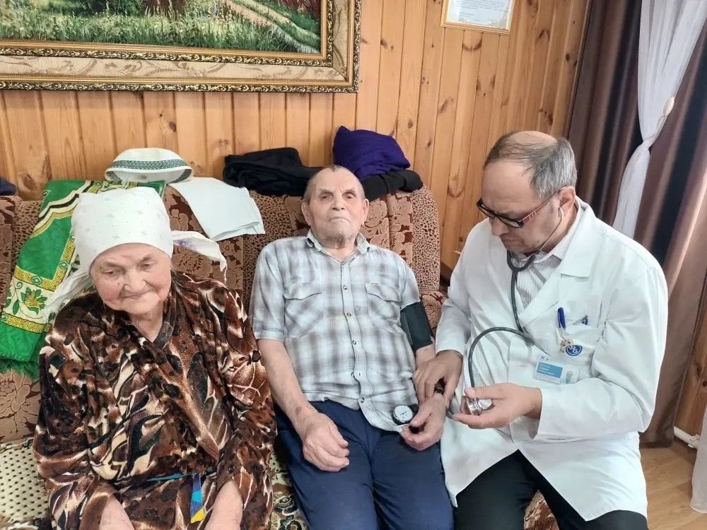 Табиб пациентларның өйләрендә булып, сәламәтлекләре белән кызыксынды