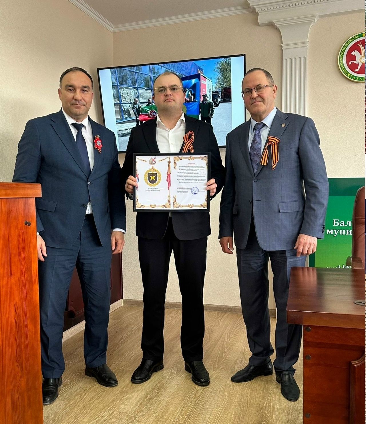 Волонтерларга район җитәкчелеге хәрби частьлардан бирелгән медаль һәм рәхмәт хатларын тапшырды